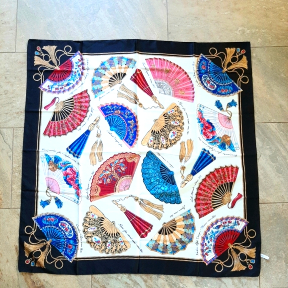 Elegant Fan Pattern Silk Scarf -square-